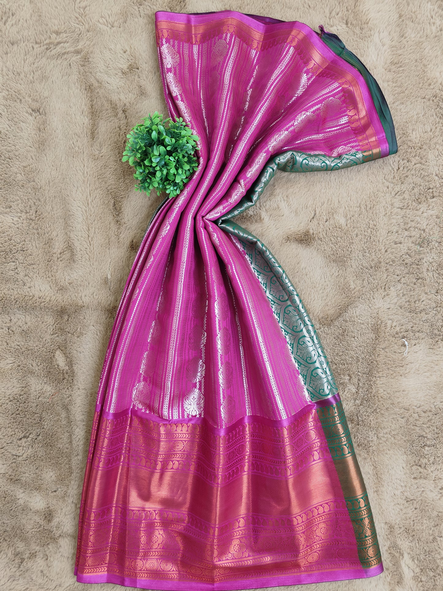 Kalanjali Ambose-Magenta Colour Chiniya Silk Banarasi Saree 2